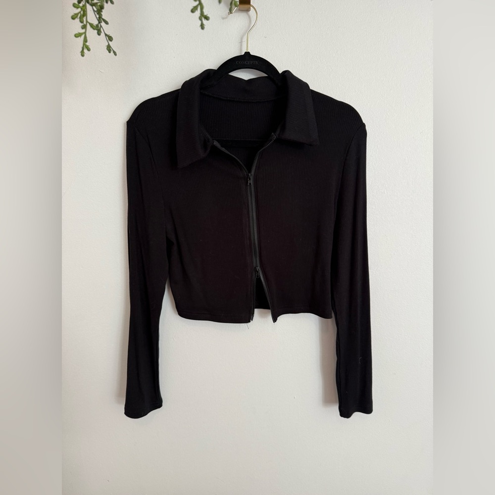 Black Cropped Zip-Up Cardigan